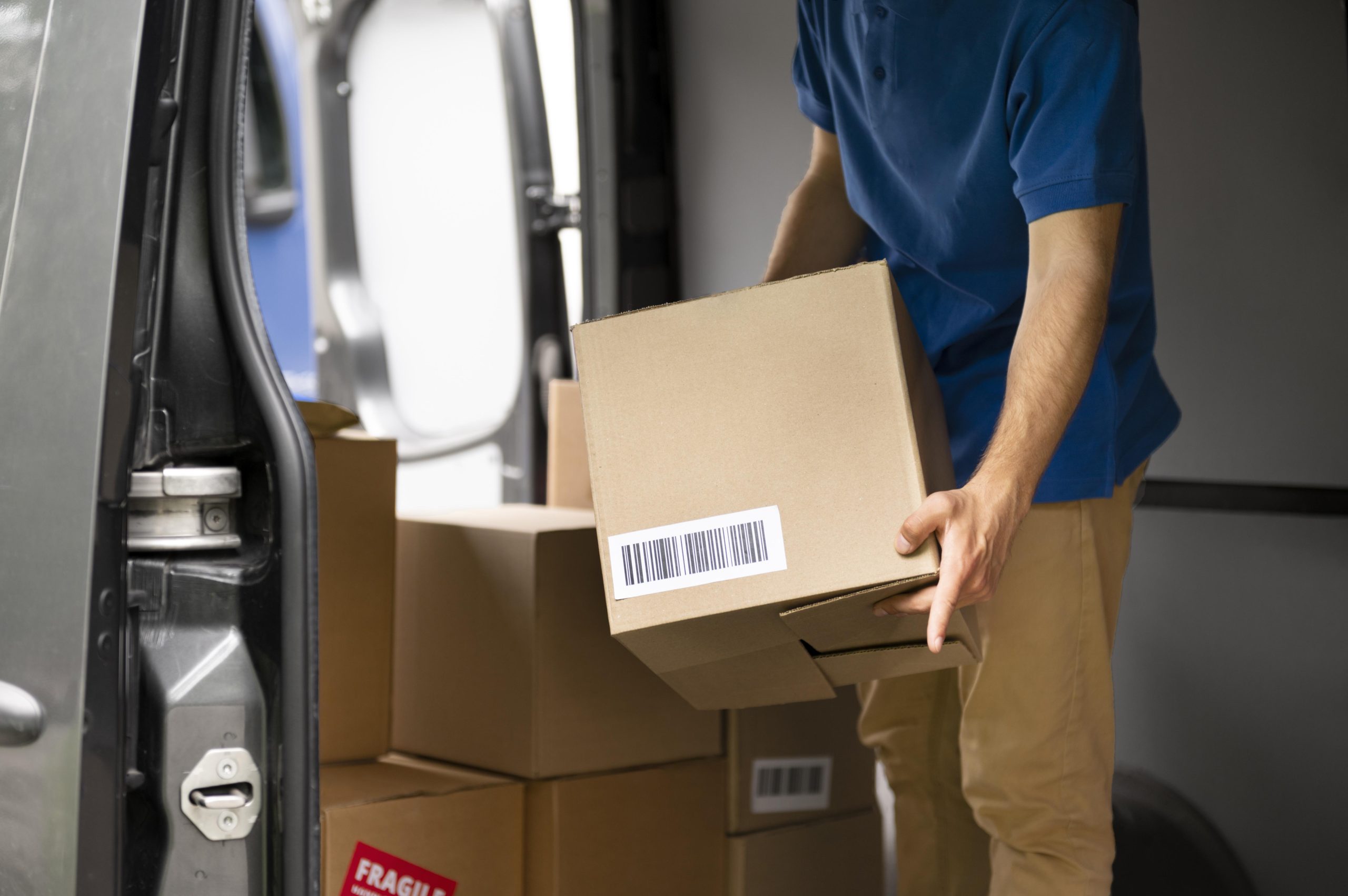 cerrar las manos caja de transporte